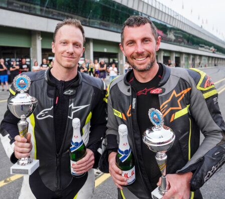 Mechaniker arbeiten an einem Motorrad in der Werkstatt