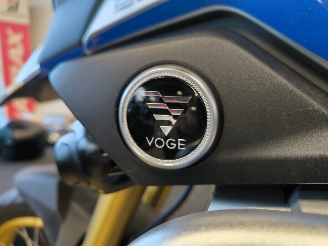 Motorradzubehör im Showroom